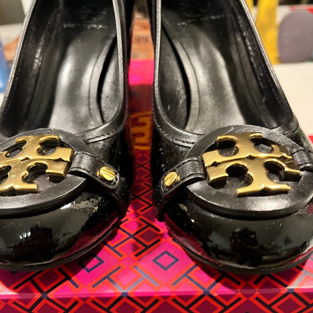 TORY BURCH PRE-LOVED AUTHENTIC SIGNATURE DOUBLE ‘T’ GOLD GENUINE LEATHER SHOES - Picture 3 of 17